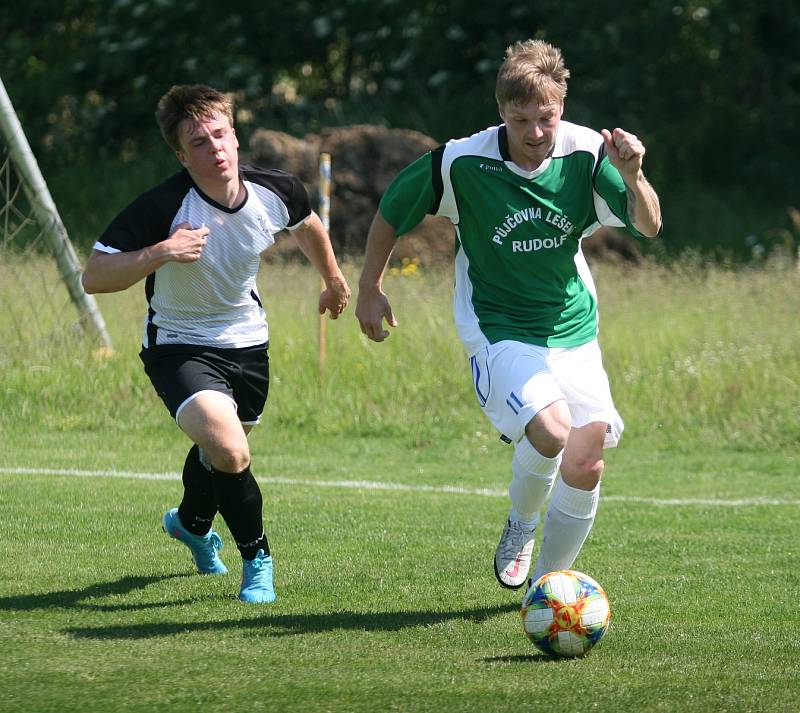 Fotbalisté Vizovic (v bílém) zaskočili v nedělním 24. kole domácí rezervu Fryštáku, kterou porazili 3:1.