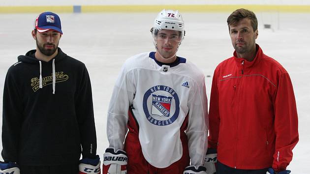 Hokejový útočník New Yorku Rangers Filip Chytil společně se svým agentem Jaroslavem Balaštíkem a starším bratrem Liborem při letním tréninku na stadionu v Uherském Hradišti v roce 2019