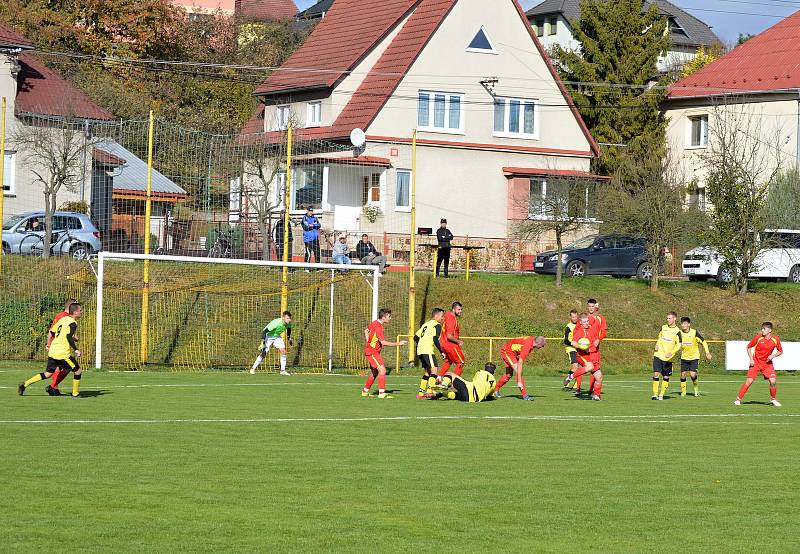 Fotbalisté Tečovic (žluté dresy) doma překvapivě přehráli Mladcovou.