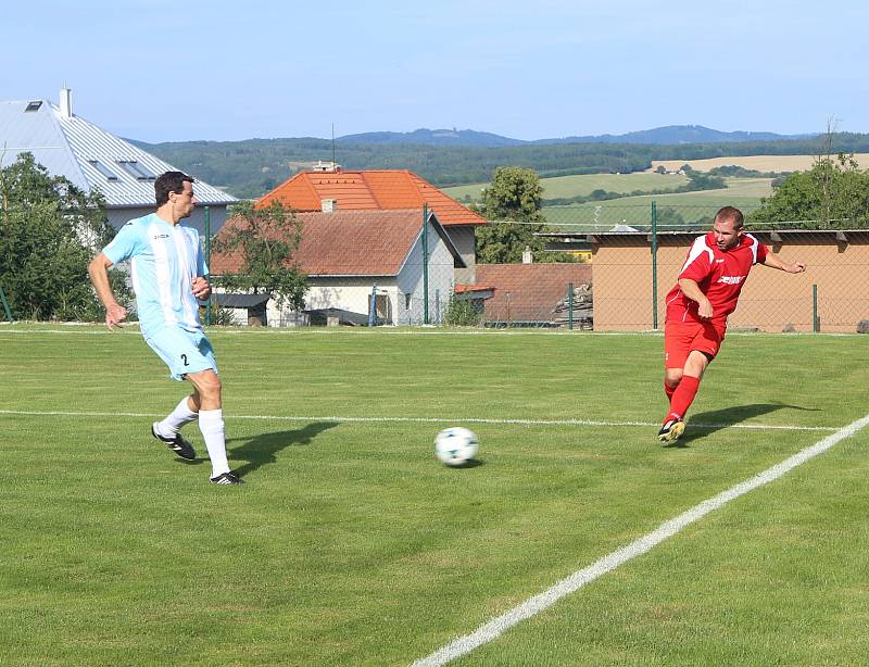 Fotbalisté Veselé (červené dresy) v prvním kole nového ročníku 2022/2023 na domácím hřišti porazili Lužkovice 5:2. Všechny branky vstřelili v úvodní půli.