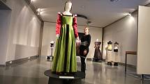 Výstava Oděv v běhu staletí  v muzeu v Napajedlech.Na snímku rekonstrukce ženského renesančního italského oděvu z  městského prostředí z r. 1506