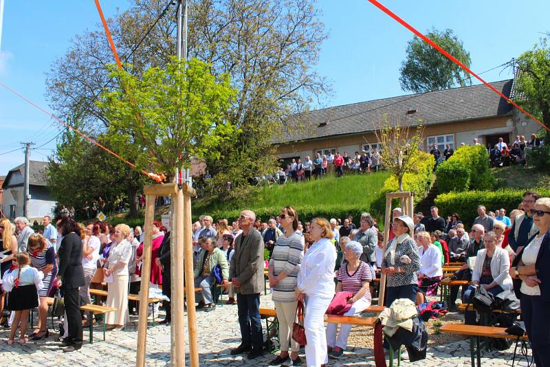 V sobotu 13. května 2017 v Sazovicích slavnostně zasvětili nově postavený kostel svatému Václavovi, patronu obce. Hlavním světitelem byl arcibiskup olomoucký Jan Graubner.