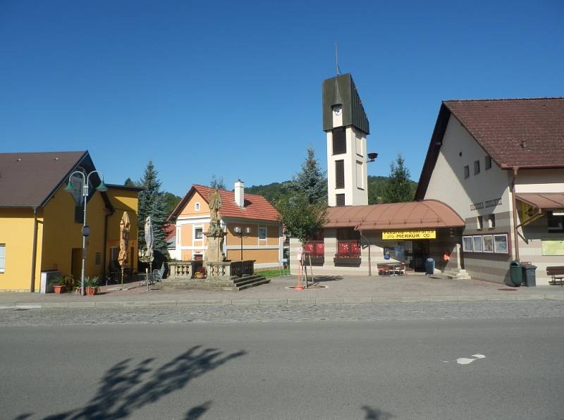 Městys Pozlovice se rozkládá na jižním okraji Vizovické vrchoviny v nadmořské výšce 302 m na hranici CHKO Bílé Karpaty. 