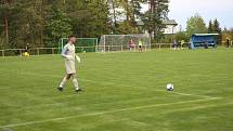 Fotbalisté Mladcové (žluté dresy) v semifinále KFS prohráli s Kateřinicemi 1:3.