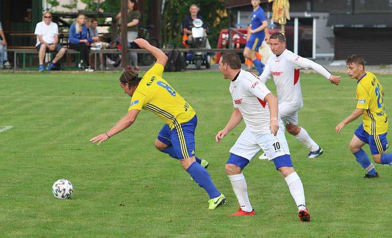 Fotbalisté Luhačovic (ve žlutých dresech) zvítězili na hřišti Sokola Veselá 4:3.