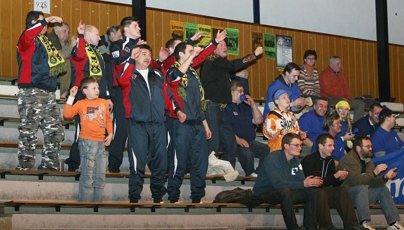 Zlínské volejbalisty povzbuzovali také fanoušci z Černé Hory u Brna, kteří předtím hráli ve Zlíně fotbalový turnaj Press Cup.