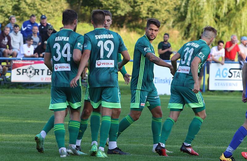 Fotbalisté Slavičína (v modrém) ve 2. kole MOL Cupu ve středu odpoledne před svými fanoušky podlehli prvoligové Karviné 1:5. Foto: Deník/Jan Zahnaš