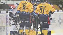 Extraligoví hokejisté Zlína (ve žlutém) v rámci úterního 23. kola ve svém třetím domácím vystoupení v řadě vyzvali Vítkovice.
