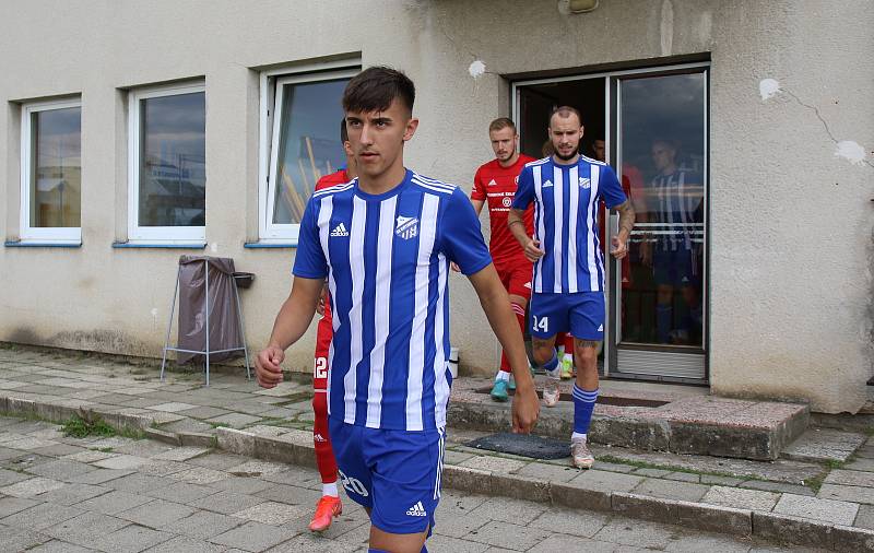 Fotbalisté Kvítkovic (modro-bílé dresy) v Mol Cupu prohráli s Třincem 1:5.