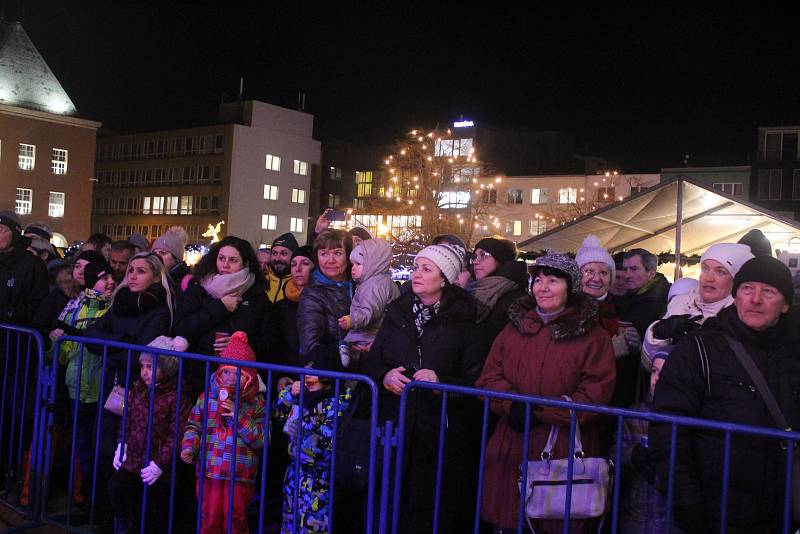 Česko zpívá koledy na náměstí Míru ve Zlíně 11.12.2019.