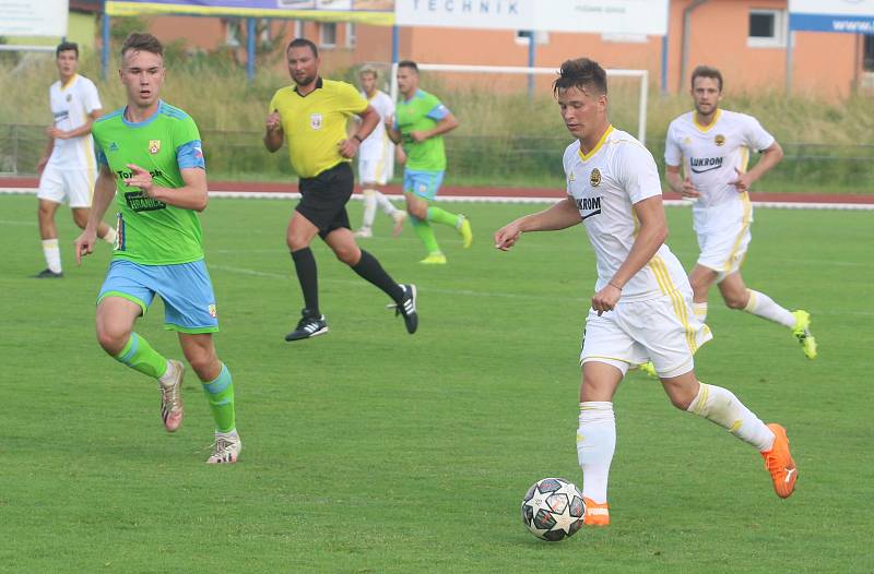 Fotbalisté Zlína B (bílé dresy) na úvod přípravy zvítězili a hřišti v Hranicích na Moravě 4:1.