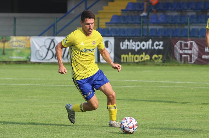 Fotbalisté Zlína (žluté dresy) v posledním přípravném zápase jen remizovali s brněnskou Zbrojovkou 1:1.