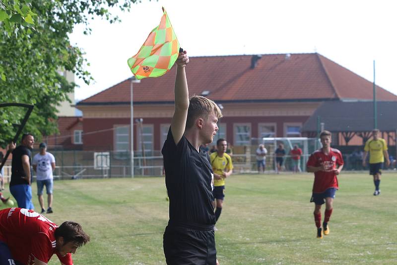 Fotbalisté Újezdu (ve žlutých dresech) v nedělním přípravném zápase podlehli Valašským Kloboukům 2:6