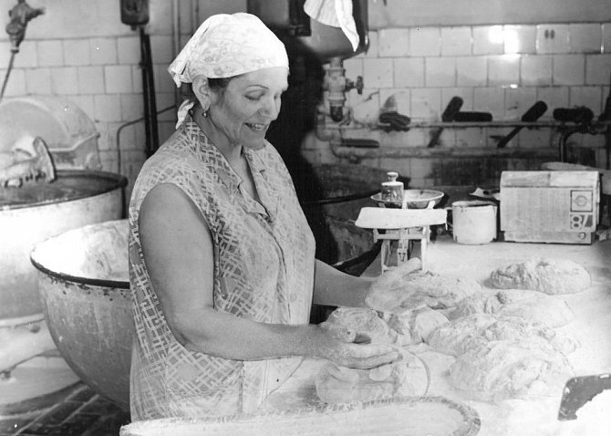 DOMÁCÍ A KŘUPAVÉ. Pečení chleba v pekárně u Škubalů v Březnici.