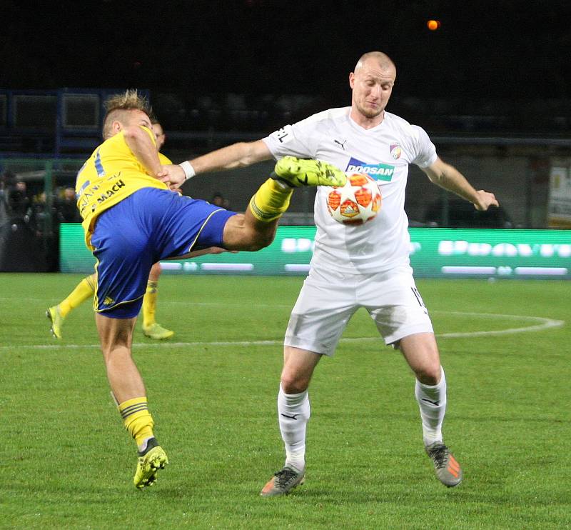 Prvoligoví fotbalisté Fastavu Zlín (ve žlutém) v pondělní dohrávce 15. kola FORTUNA:LIGY doma hostili favorizovanou Viktorii Plzeň. Na snímku Krmenčík.