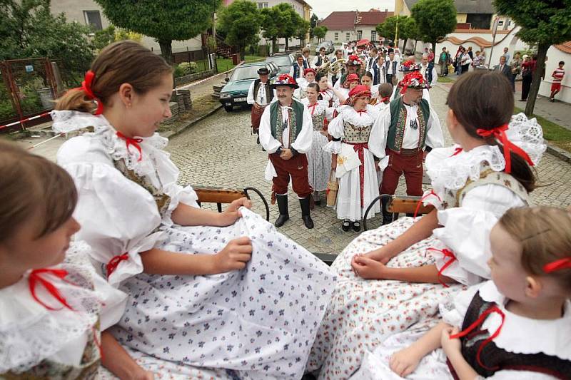 Tlumačov na Zlínsku v sobotu 19. června patřil folklóru. Tradiční průvod sledovali desítky místních obyvatel.