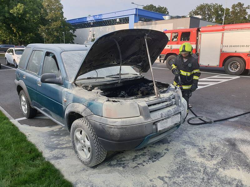 Hořící automobil odtlačil majitel z parkoviště