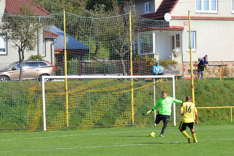 Fotbalisté Tečovic (ve žluto-černých dresech) doma našli recept na Admiru Hulín.