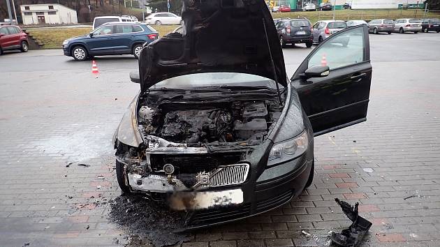 V Luhačovicích hořelo na parkovišti auto.