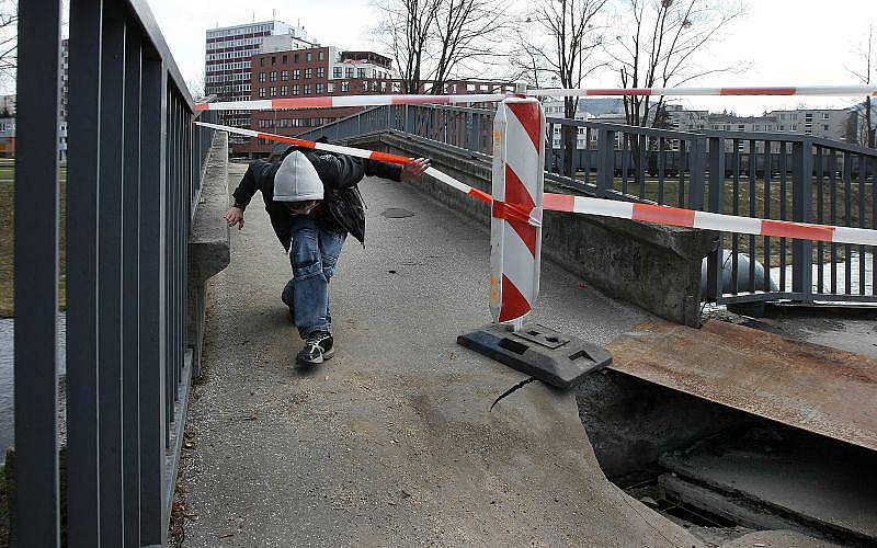 Pevnou obuv a dobrou kondičku nyní potřebuje každý, kdo chce přejít most přes řeku Dřevnici u Čepkova, který navazuje na ulici Čepkovská. Je totiž v havarijním stavu.