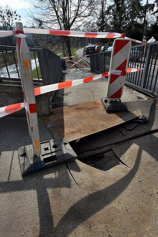 Pevnou obuv a dobrou kondičku nyní potřebuje každý, kdo chce přejít most přes řeku Dřevnici u Čepkova, který navazuje na ulici Čepkovská. Je totiž v havarijním stavu.