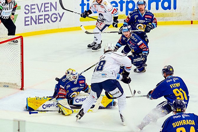 Hokejisté Zlína (modré dresy) v neděli odehráli důležitý zápas proti Kladnu.