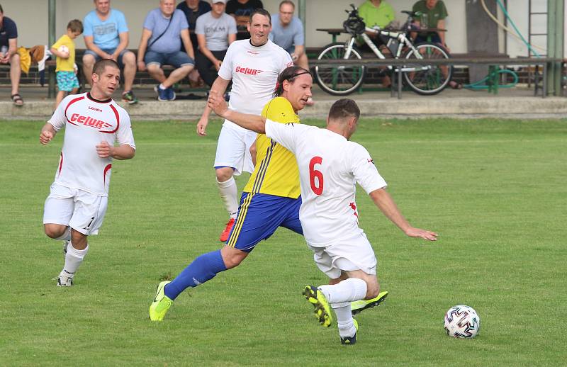 Fotbalisté Luhačovic (ve žlutých dresech) zvítězili na hřišti Sokola Veselá 4:3.