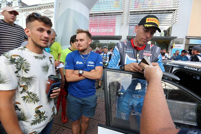 Slavnostní vyhlášení výsledků 51. ročnku Barum Czech Rally Zlín před radnicí. Z prvenství se posedmé v řadě, po desáté celkově, radoval Jan Kopecký.