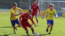 Fotbalisté Zlína B (žluté dresy) v 15. kole MSFL remizovali na Vršavě s Uničovem 1:1. Foto: Jan Zahnaš