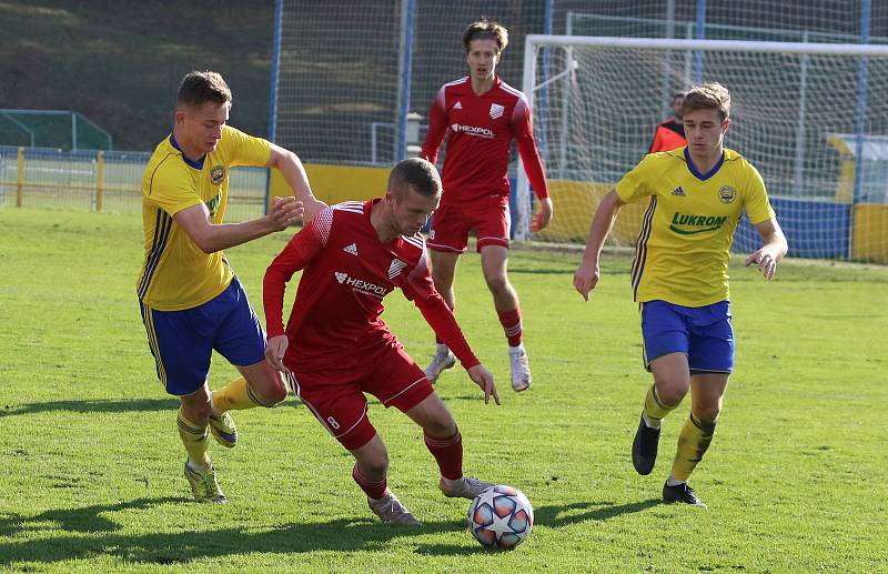 Fotbalisté Zlína B (žluté dresy) v 15. kole MSFL remizovali na Vršavě s Uničovem 1:1. Foto: Jan Zahnaš