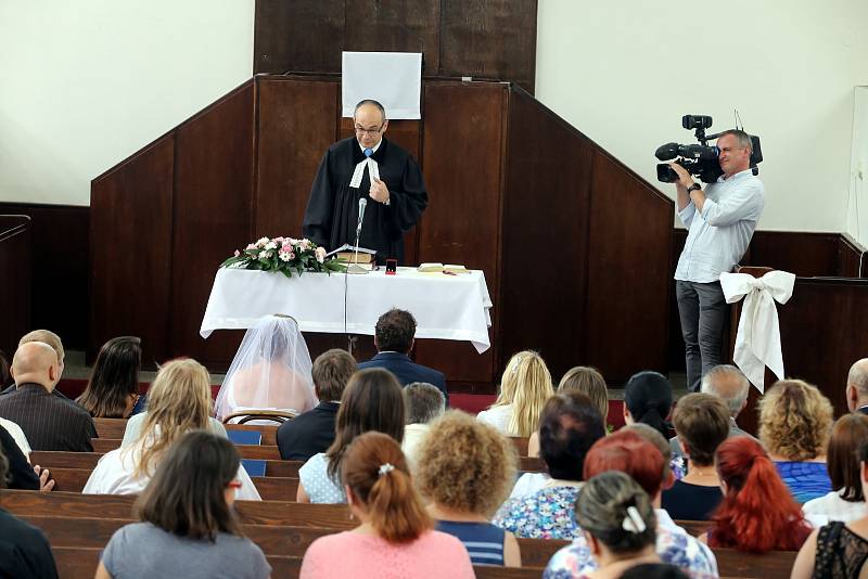Svatba Rostislava Kubelky a Jarmily Hustákové v evangelickém kostele ve Zlíně.