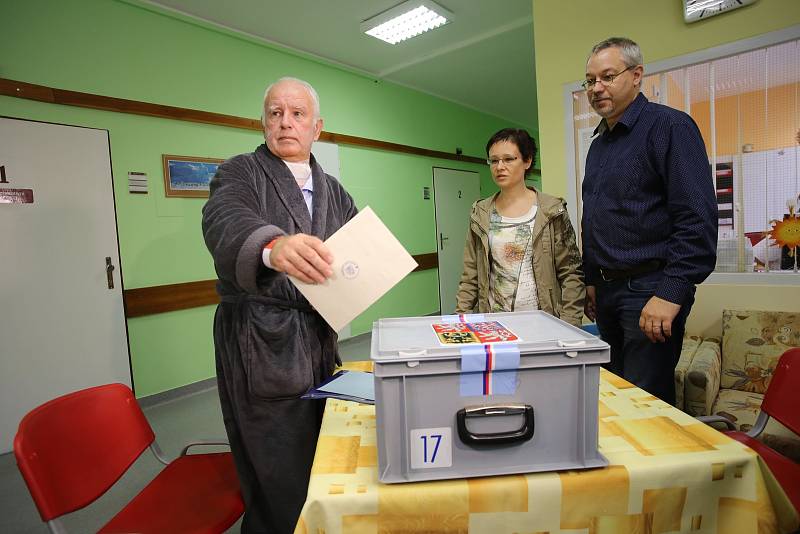 Volby 2017 Volení do přenosné urny v Krajské nemocnici T. Baťi ve Zlíně.Na snímku  Josef Čihák