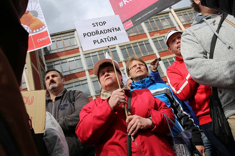 Výstražná stávka zaměstnanců před firmou Mitas ve Zlíně.