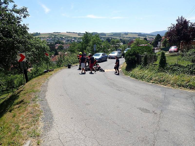 Nehoda motorky a elektrické koloběžky v ulici Pod Sadem ve Slušovicích