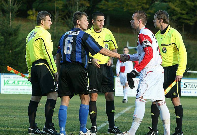 Fotbalisté Kroměříže (v sešívaném) vyhráli první zápas osmifinále Ondrášovka Cupu ve Slavičíně 5:1, a prakticky si tak zajistili postup do dubnového čtvrtfinále.