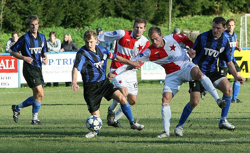 Fotbalisté Kroměříže (v sešívaném) vyhráli první zápas osmifinále Ondrášovka Cupu ve Slavičíně 5:1, a prakticky si tak zajistili postup do dubnového čtvrtfinále.