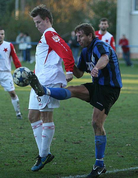 Fotbalisté Kroměříže (v sešívaném) vyhráli první zápas osmifinále Ondrášovka Cupu ve Slavičíně 5:1, a prakticky si tak zajistili postup do dubnového čtvrtfinále.