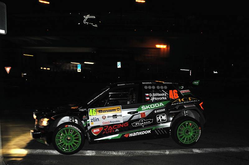 Páteční večerní městskou rychlostní zkoušku 51. ročníku Barum Rally ovládl Jan Kopecký.