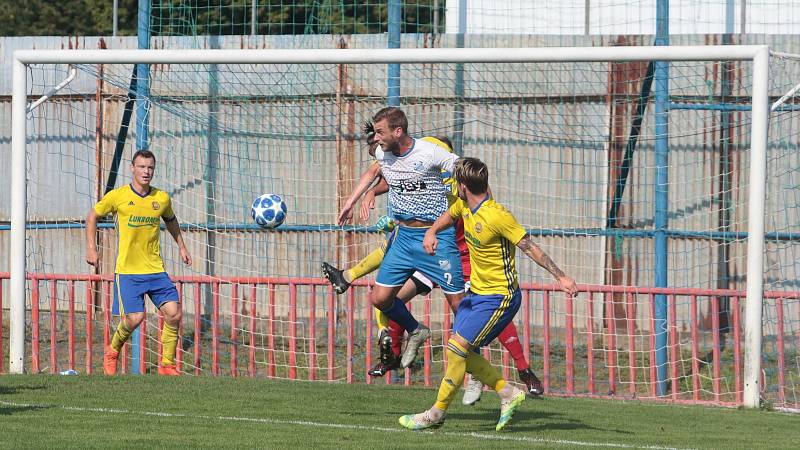 Fotbalisté Otrokovic (v bílých dresech) v 6. kole MSFL porazili Zlín B 2:0.