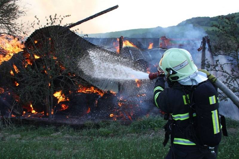 Hasiči likvidovali ve středu 2. května rozsáhlý požár skladovací haly v Horní Lhotě.