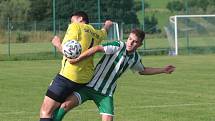 Fotbalisté Újezdu (ve žlutých dresech) zdolali Vysoké Pole 4:2 a před letní pauzou zůstali v čele Ligy4.