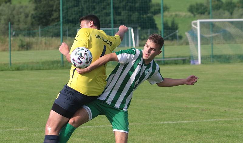 Fotbalisté Újezdu (ve žlutých dresech) zdolali Vysoké Pole 4:2 a před letní pauzou zůstali v čele Ligy4.