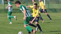 Fotbalisté Újezdu (ve žlutých dresech) zdolali Vysoké Pole 4:2 a před letní pauzou zůstali v čele Ligy4.