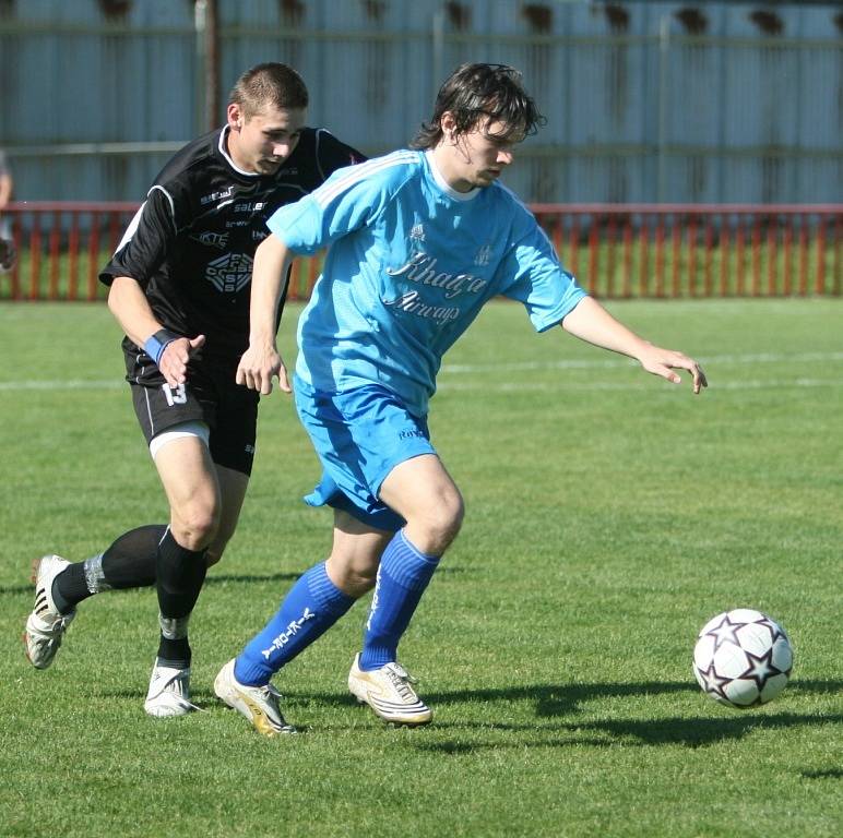 I. A třída: Viktoria Otrokovice B (v modrém) - Jiskra Otrokovice 3:2 (2:1)