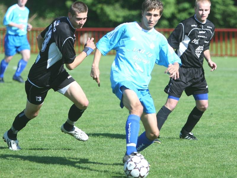 I. A třída: Viktoria Otrokovice B (v modrém) - Jiskra Otrokovice 3:2 (2:1)