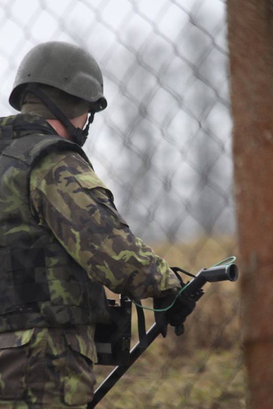 300 vojáků a policistů střeží a čistí Vrbětickou bezpečnostní zónu