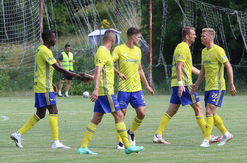 Fotbalisté Zlína (žluté dresy) se na hřišti v Luhačovicích utkali s druholigovým Prostějovem. Foto: Jan Zahnaš