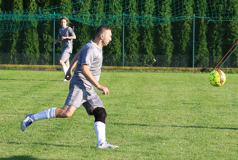 Fotbalisté Kudlova (šedé dresy) v nedělním derby podlehli Provodovu 1:2.