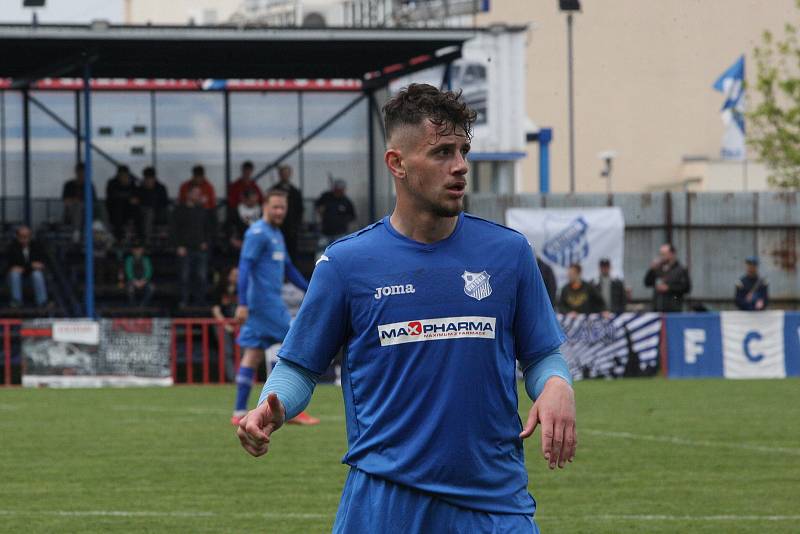 Sobotní třetiligové derby mezi Viktorií Otrokovice (modré dresy) a béčkem Fastavu Zlín skončilo výhrou domácího celku 2:0.