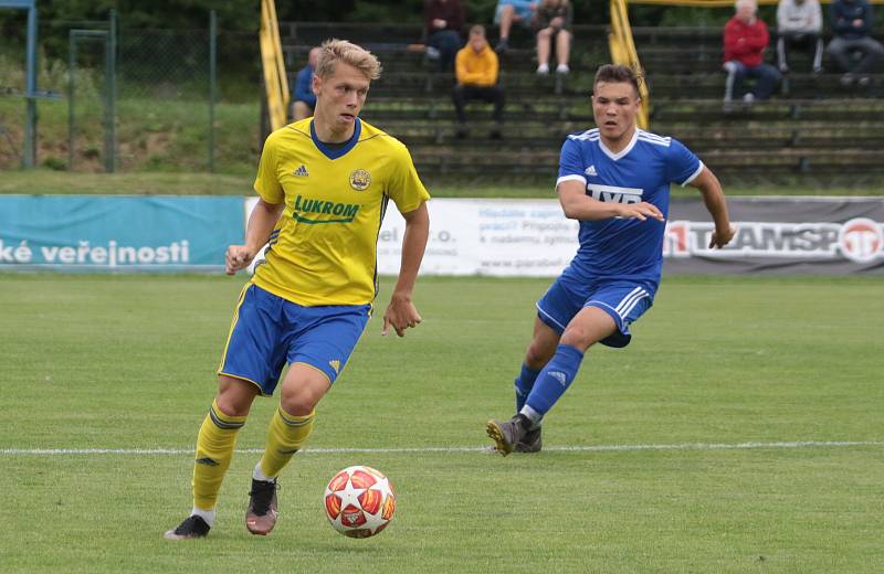 Fotbalisté Slavičína (v modrých dresech) na úvod přípravy zvítězili na Vršavě se Zlínem B 2:1